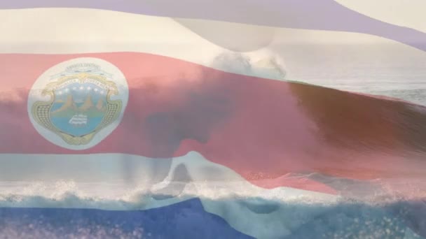 Denizde Dalgalara Karşı Kosta Rica Bayrağı Sallamanın Dijital Bileşimi Ulusal — Stok video