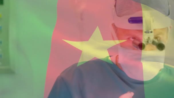 手术室手术时 在外科医生的头顶上挂上了迷彩旗 全球医学 围产期保健服务 数码制作的19种流行病概念视频 — 图库视频影像