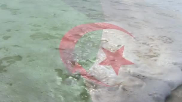 Cyfrowa Kompozycja Flagi Algierskiej Machająca Przed Powietrznym Widokiem Fal Morzu — Wideo stockowe