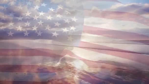 Kumsalın Deniz Dalgalarının Havadan Görüntüsüne Karşı Bize Bayrak Sallamanın Dijital — Stok video