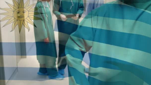 Animação Bandeira Uruguai Acenando Sobre Cirurgiões Sala Operações Medicina Global — Vídeo de Stock