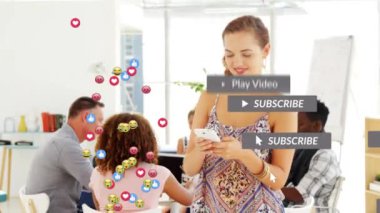 Akıllı telefon kullanan insanların üzerine düşen sosyal medya simgelerinin animasyonu. Sosyal medya ve iletişim konsepti dijital olarak oluşturulmuş video.