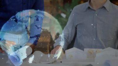 Ofisteki iş adamları üzerinden bağlantı ve dünya ağının animasyonu. küresel bağlantılar, iş dünyası, dijital arayüz, teknoloji ve ağ konsepti dijital