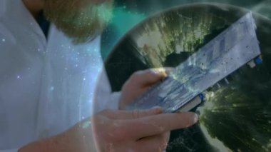 Bilgisayar parçalarını tutan beyaz adamın üzerindeki dünyanın animasyonu. küresel ağlar, bağlantılar, bilgisayarlar, veri işleme konsepti dijital olarak oluşturulmuş video.