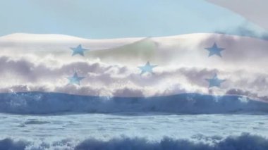 Denizde dalgalara karşı Honduras bayrağı sallamanın dijital bileşimi. Ulusal turizm ve seyahat kavramı