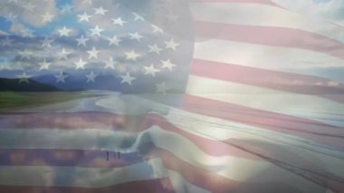 Sahilin havadan görüntüsüne karşı bize bayrak sallayan dijital bir kompozisyon. Ulusal turizm ve seyahat kavramı