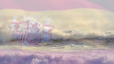 İspanya bayrağının dijital bileşimi denizdeki dalgaların havadan görüntüsüne karşı. Ulusal seyahat ve turizm kavramı