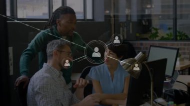 Ofisteki iş adamları üzerinden bağlantı ağının animasyonu. küresel bağlantılar, iş dünyası, dijital arayüz, teknoloji ve ağ konsepti dijital olarak oluşturulmuş video.