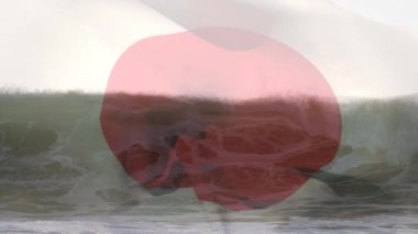 Denizde dalgalara karşı Japon bayrağı sallamanın dijital bileşimi. Ulusal turizm ve seyahat kavramı