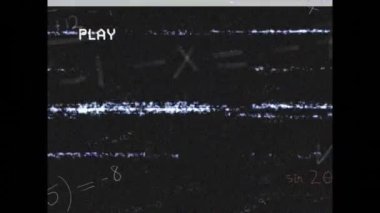 Dijital arayüzle ekranın animasyonu ve matematiksel denklemler üzerinde arıza. eğitim ve bilim konsepti dijital olarak oluşturulmuş video.