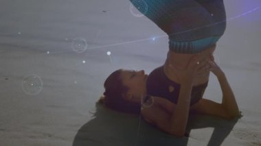 Kumsalda yoga yapan Kafkas bir kadın üzerindeki bağlantı ağlarının animasyonu. global spor, incelik ve sağlıklı yaşam tarzı konsepti dijital olarak oluşturulmuş video.