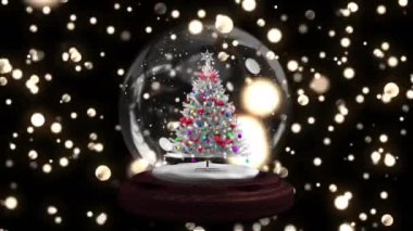 Siyah arka planda parlayan noktalar üzerinde noel ağacı olan kar küresi animasyonu. Noel, kış, gelenek ve kutlama konsepti dijital olarak oluşturulmuş video.