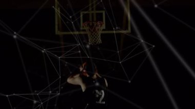 Beden eğitiminde karışık ırk erkek basketbol oyuncusu üzerinden bağlantı ağlarının animasyonu. global spor, bağlantılar ve veri işleme kavramı dijital olarak oluşturulmuş video.