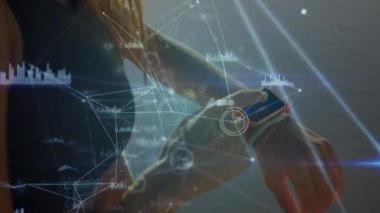 Veri işleme animasyonları, beyaz kadın üzerindeki bağlantı ağları sahilde akıllı yama kullanıyor. global spor, incelik ve sağlıklı yaşam tarzı konsepti dijital olarak oluşturulmuş video.
