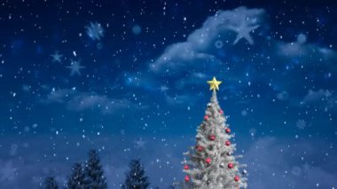 Kar, kış manzarasında gece gökyüzüne karşı Noel ağaçlarının üzerine düşüyor. Noel şenliği ve kutlama konsepti