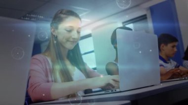 Okuldaki öğrenciler üzerinde simgelerle bağlantı ağının animasyonu. küresel bağlantılar, eğitim ve dijital arayüz konsepti dijital olarak oluşturulmuş video.