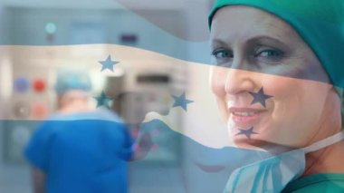 Hastanede mutlu kadın doktor sallanan Honduras bayrağının animasyonu. küresel tıp, covid 19 pandemik konsept sırasında sağlık hizmetleri dijital olarak üretilen video.