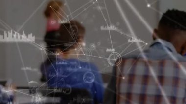 Okuldaki öğrenciler üzerinde simgelerle bağlantı ağının animasyonu. küresel bağlantılar, eğitim ve dijital arayüz konsepti dijital olarak oluşturulmuş video.