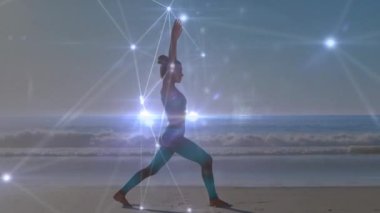 Kumsalda yoga yapan Kafkas bir kadın üzerindeki bağlantı ağlarının animasyonu. global spor, incelik ve sağlıklı yaşam tarzı konsepti dijital olarak oluşturulmuş video.