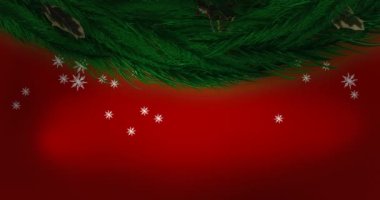 Noel çelengi dekorasyonu ve kırmızı arka plana düşen kar taneleri simgeleri. Noel şenliği ve kutlama konsepti