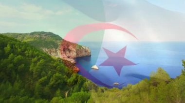 Dijital kompozisyon, deniz manzarasına karşı Cezayir bayrağı sallıyor. Ulusal turizm ve seyahat kavramı