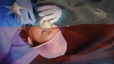 Ameliyathanede cerrahların üzerinde sallanan Şili bayrağının animasyonu. küresel tıp, covid 19 pandemik konsept sırasında sağlık hizmetleri dijital olarak üretilen video.