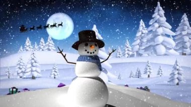 Kış mevsiminde kardan adamın üzerine yağan kar gece gökyüzünde aya çarpıyor. Noel şenliği ve kutlama konsepti