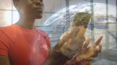 Akıllı telefon kullanan bir kadının üzerindeki dünyanın animasyonu. küresel bağlantılar, iş dünyası, dijital arayüz, teknoloji ve ağ konsepti dijital olarak oluşturulmuş video.