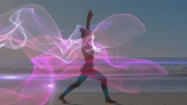 Sahilde yoga yapan beyaz bir kadın üzerinde renkli şekillerin animasyonu. global spor, incelik ve sağlıklı yaşam tarzı konsepti dijital olarak oluşturulmuş video.