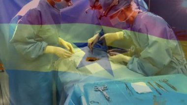 Ameliyathanede cerrahların üzerinde sallanan Gana bayrağının animasyonu. küresel tıp, covid 19 pandemik konsept sırasında sağlık hizmetleri dijital olarak üretilen video.