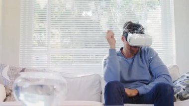 VR kulaklığı kullanan bir insan üzerindeki bağlantı ağı ile dünyanın animasyonu. küresel bağlantılar, dijital arayüz ve teknoloji konsepti dijital olarak oluşturulmuş video.