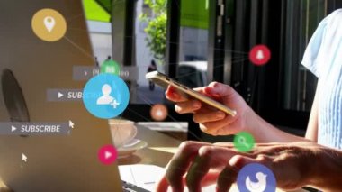 Akıllı telefon ve dizüstü bilgisayar kullanan kadınların sosyal medya simgelerinin düşüşü. Sosyal medya ve iletişim konsepti dijital olarak oluşturulmuş video.