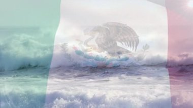 Meksika bayrağının dijital bileşimi denizdeki dalgaların havadan görüntüsüne karşı. Ulusal seyahat ve turizm kavramı