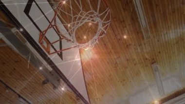 Beden eğitiminde karışık ırk erkek basketbol oyuncusu üzerinden bağlantı ağlarının animasyonu. global spor, bağlantılar ve veri işleme kavramı dijital olarak oluşturulmuş video.