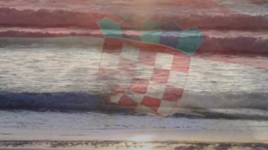 Sahile ve deniz dalgalarına karşı Hırvat bayrağı sallamanın dijital bileşimi. Ulusal turizm ve seyahat kavramı