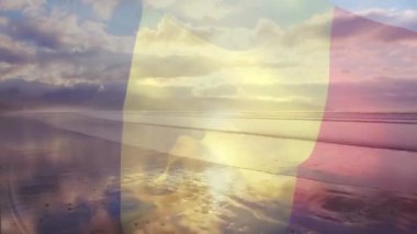 Denizde dalgaların havada dalgalanmasına karşı Belçika bayrağının dijital bileşimi. Ulusal seyahat ve turizm kavramı