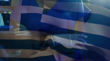 Ameliyathanede kadın cerrah üzerinde sallanan Yunan bayrağının canlandırması. küresel tıp, covid 19 pandemik konsept sırasında sağlık hizmetleri dijital olarak üretilen video.
