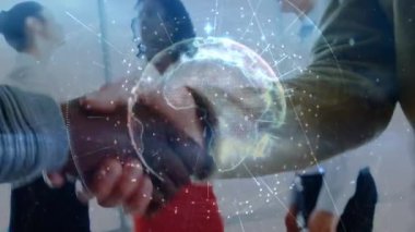 İnsanların el sıkışması üzerine kurulmuş dünya bağlantı ağının animasyonu. küresel bağlantılar, iş dünyası, dijital arayüz, teknoloji ve ağ konsepti dijital olarak oluşturulmuş video.