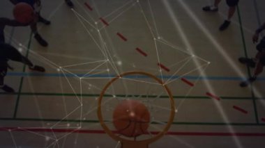 Çeşitli erkek basketbol oyuncuları grubu üzerinden bağlantı ağının animasyonu. global spor, bağlantılar ve dijital arayüz konsepti dijital olarak oluşturulmuş video.