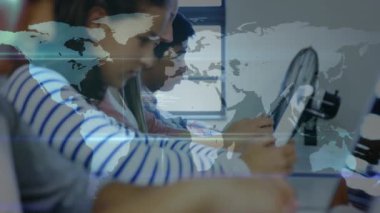 Okuldaki öğrenciler üzerinde simgelerle bağlantı ağının animasyonu. küresel bağlantılar, eğitim ve dijital arayüz konsepti dijital olarak oluşturulmuş video.