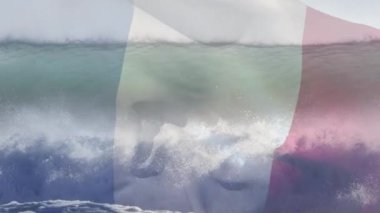 Denizde dalgalara karşı dalgalanan Fransa bayrağının dijital bileşimi. Ulusal turizm ve seyahat kavramı