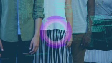 İş yerindeki çeşitli gülümseyen meslektaşlar üzerinde mor halkalar ve veri işleme animasyonları. küresel iş iletişimi ve veri ağı konsepti dijital olarak oluşturulmuş video.