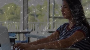 Okulda uyuyan Latin kız öğrenci üzerinden bağlantı ağının animasyonu. küresel bağlantılar, eğitim ve dijital arayüz konsepti dijital olarak oluşturulmuş video.