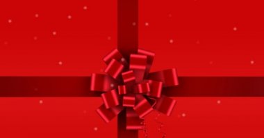 Kırmızı arka planda kurdelenin üzerine düşen kar animasyonu. Noel, gelenek ve kutlama konsepti dijital olarak oluşturuldu.