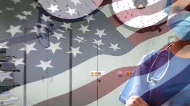 Amerika Birleşik Devletleri bayrağının ameliyathanede cerrahların üzerinde dalgalanması. küresel tıp, covid 19 pandemik konsept sırasında sağlık hizmetleri dijital olarak üretilen video.