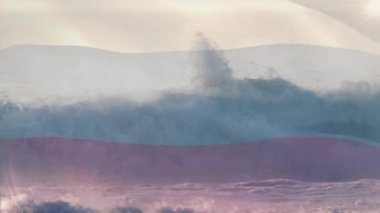 Rusya bayrağının dijital bileşimi denizdeki dalgaların havadan görünüşüne karşı. Ulusal seyahat ve turizm kavramı