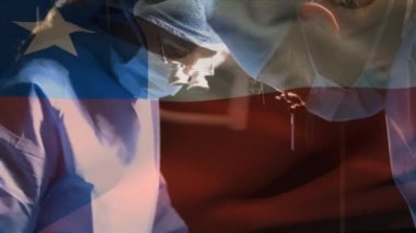 Ameliyathanede cerrahların üzerinde sallanan Şili bayrağının animasyonu. küresel tıp, covid 19 pandemik konsept sırasında sağlık hizmetleri dijital olarak üretilen video.