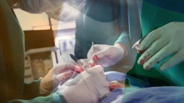 Cerrahların ameliyat odasındaki Cote Divoireir cumhuriyetinin bayrağının animasyonu. küresel tıp, covid 19 pandemik konsept sırasında sağlık hizmetleri dijital olarak üretilen video.