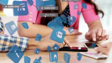 Akıllı telefon kullanan kadınların üzerine düşen sosyal medya simgelerinin animasyonu. Sosyal medya ve iletişim konsepti dijital olarak oluşturulmuş video.