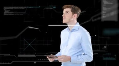 Tablet kullanan gülümseyen beyaz iş adamının veri işleme animasyonu. küresel iş, finans, bağlantılar ve dijital arayüz konsepti dijital olarak oluşturulmuş video.